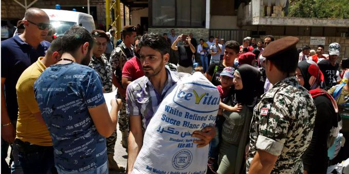 Mitarbeiter der libanesischen Sicherheitsbehörde organisieren die Einreise von syrischen Flüchtlingen nach Syrien am libanesischen Grenzübergang Masnaa. Etwa tausend syrische Flüchtlinge haben die libanesische und syrische Regierung um Erlaubnis gebeten, die Grenze überqueren zu dürfen. Mitarbeiter der libanesischen Sicherheitsbehörde organisieren die Einreise von syrischen Flüchtlingen nach Syrien am libanesischen Grenzübergang Masnaa. Etwa tausend syrische Flüchtlinge haben die libanesische und syrische Regierung um Erlaubnis gebeten, die Grenze überqueren zu dürfen.