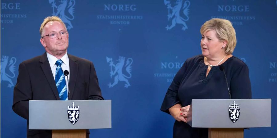 Per Sandberg, Ex-Fischereiminister Norwegens, (links) mit der Premierministerin Erna Solberg in Oslo.