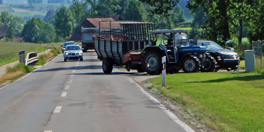 Traktor Kollidiert Mit Personenwagen