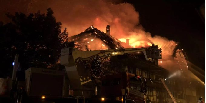 Die Feuerwehr war mit einem Grossaufgebot vor Ort. Die Feuerwehr war mit einem Grossaufgebot vor Ort.