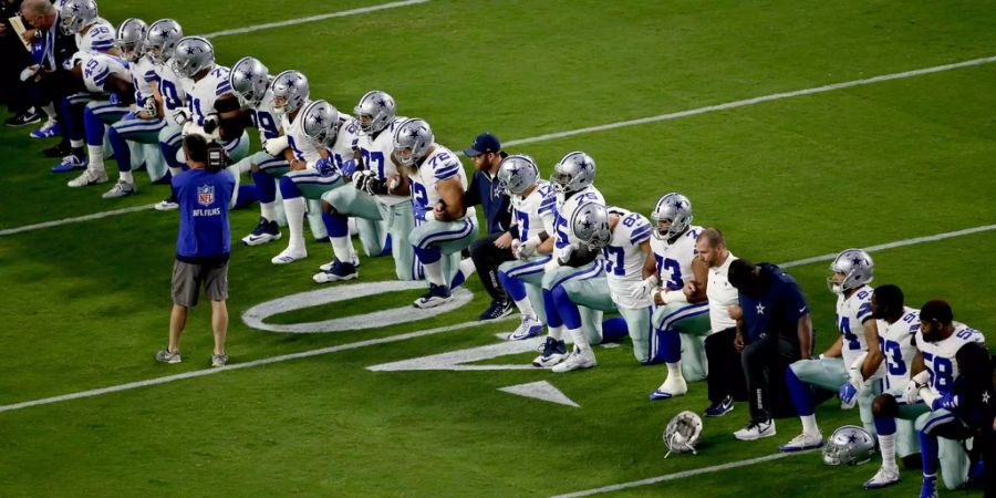 Die Bilder gingen um die Welt: Die #TakeAKnee-Bewegung sorgte für etliche Reaktionen - auch über die NFL-Grenze hinaus. Es begann mit Quarterback Colin Kaepernick, der sich aus Protest gegen Rassendiskriminierung während der US-Hymne hinkniete. Einige Spieler folgten seinem Beispiel, was Präsident Trump veranlasste, kniende Spieler als «Hurensöhne» zu bezeichnen. Daraufhin knieten ganze Team um gegen die Diskriminierung, vor allem aber auch gegen Trump und dessen Äusserungen zu protestieren. Am Ende brachte die NFL, unter medialem und vor allem finanziellen Druck, die Spieler dazu, nicht mehr während der Hymne zu knien. Es geht um zuviel Geld, zuviel Macht und zuviel Einfluss. Ein Punktsieg für Trump - und eine Niederlage für den Kampf gegen Ungerechtigkeiten.