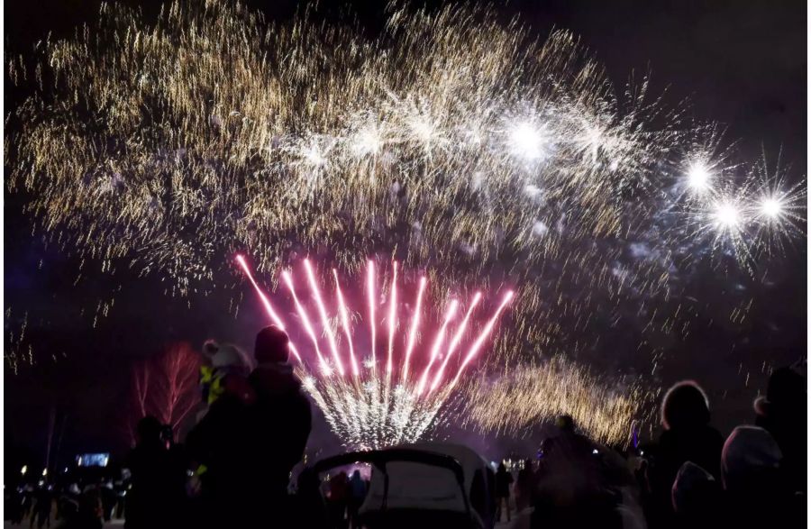 Auch in Helsinki (FIN) explodieren Silvester-Raketen.