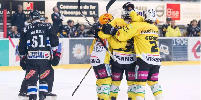 Die Spieler des SCB feiern den zweiten Treffer. Die Spieler des SCB feiern den zweiten Treffer.