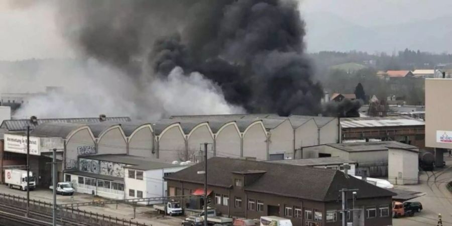 Dicke schwarze Wolken über dem Industriegebiet in Rothrist AG.