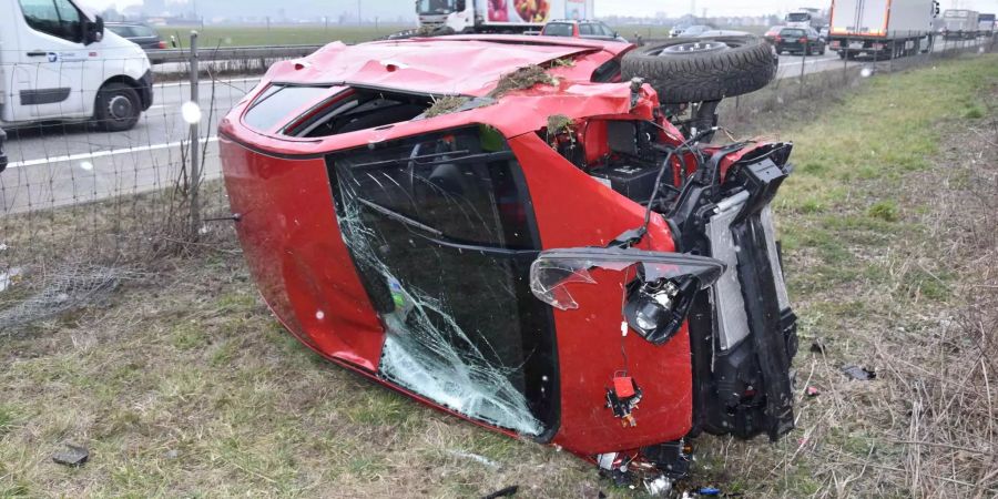 Beim Unfall überschlug sich das Auto, die Fahrerin wurde verletzt.