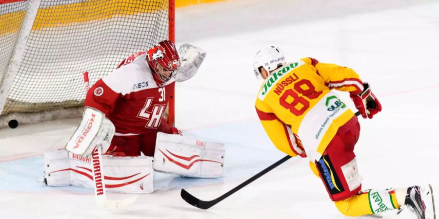 Thomas Nüssli erwischt Lausanne Keeper Zurkirchen zwischen den Beinen