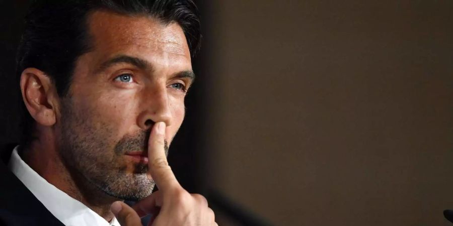 Gigi Buffon denkt darüber nach, noch eine Saison weiterzuspielen.