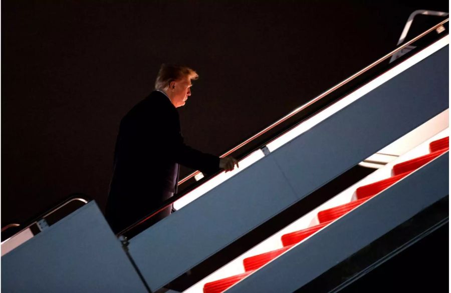 Donald Trump steigt an Bord der Air Force One. Destination: Kloten.