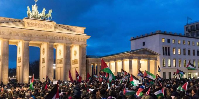 Am Freitag gab es eine pro-palästinensische Demonstration am Brandenburger Tor aus Protest gegen die Entscheidung Trumps. Am Freitag gab es eine pro-palästinensische Demonstration am Brandenburger Tor aus Protest gegen die Entscheidung Trumps.