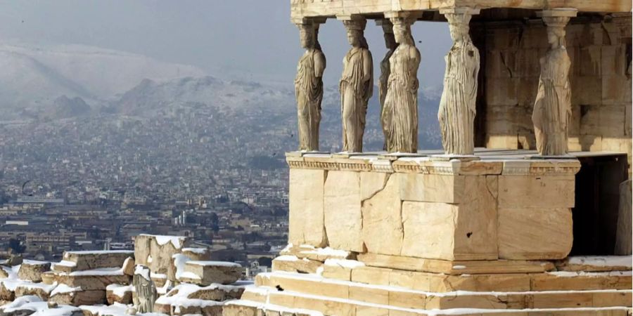 Die Akropolis unter einer feinen Schneeschicht.