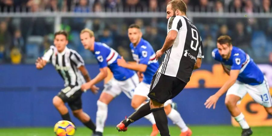 Juventus Turin verliert gegen Sampdoria Genua mit 2:3. Ohne Gigi Buffon und Andrea Barzagli, die sich aus Enttäuschung über die verpasste WM-Quali nicht aufstellen lassen wollten, zeigte Juve einen zeitweise pomadigen Auftritt. Die Turiner liegen nun schon vier Punkte hinter Leader Napoli. Zudem gewinnen mit Inter und der AS Roma zwei weiter Konkurrenten ihre Spiele.