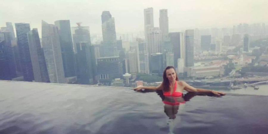 Die Schweizerin entspannt sich vor ihrem letzen Spiel der Karriere in einem Skyline Pool in Singapur.