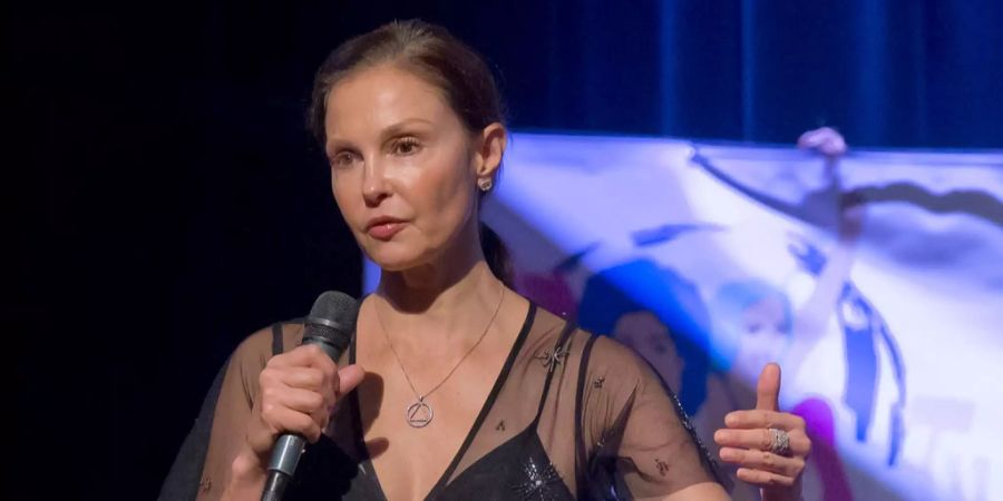 Ashley Judd hält an einer Anti-Prostitutions-Konferenz eine Rede.