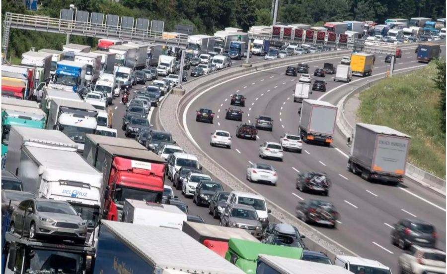 Verkehr auf einer Schweizer Autobahn.