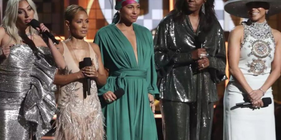 Lady Gaga (l-r), Jada Pinkett Smith, Alicia Keys, Michelle Obama und Jennifer Lopez bei der Grammy-Verleihung. Foto: Matt Sayles/Invision/AP