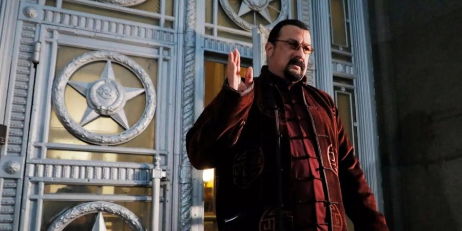 Steven Seagal geht aus dem russischen Aussenministerium.