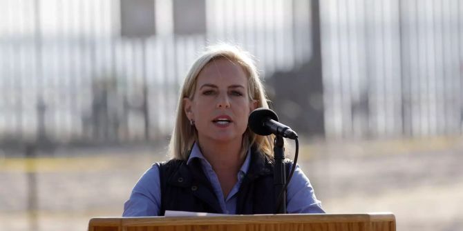 Kirstjen Nielsen spricht vor einer Grenzmauer