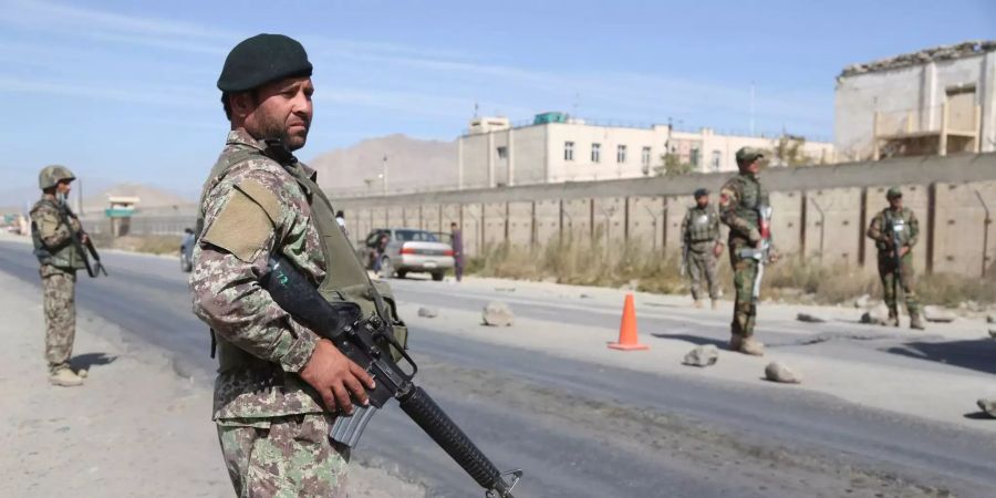 Soldaten der afghanischen Armee bewachen einen Checkpoint.