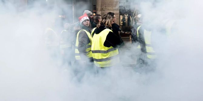 «Gelbwesten»-Demonstranten gehen durch eine Rauchwolke nahe dem Tuiler