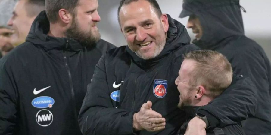 Viertelfinale erreicht: Heidenheim-Coach Frank Schmidt (M) feiert den Sieg über Leverkusen. Foto: Stefan Puchner