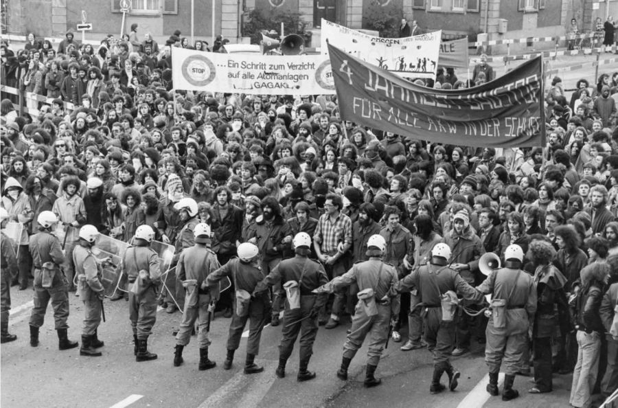 Kritik ist nichts neues: Atomkraftwerkgegner demonstrieren gegen das AKW Kaiseraugst, halten eine Zufahrtsstrasse zum Basler Autobahnanschluss im Bereich des Wiesekreisels beim Badischen Bahnhof besetzt und treffen auf ein grosses Polizeiaufgebot, am 25. Februar 1978.