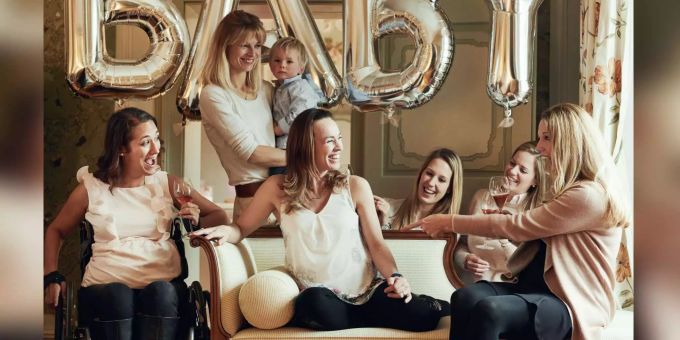 Martina Hingis feiert mit ihren Freundinnen ausgelassen eine Baby-Party.