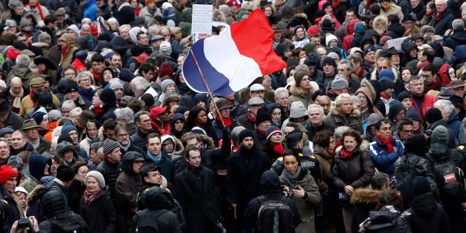 Sie demonstrierten heute Sonntag zum ersten Mal gegen die Gewalt der «Gelbwesten» und für staatliche Institutionen: die «roten Tücher». Die Anhänger der roten Tücher.