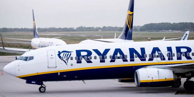 Flugzeuge der irischen Airline Ryanair stehen auf einem Flughafen.