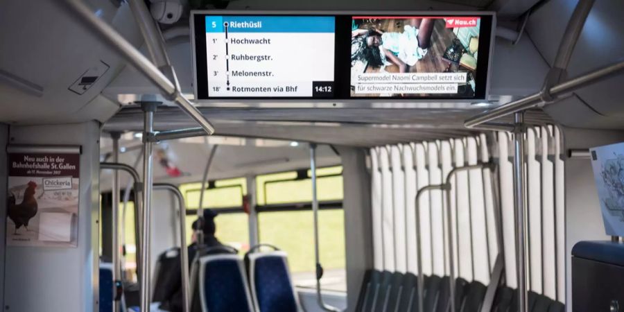 2 Bildschirme zeigen die Haltestellen, links, und Nachrichten von Nau