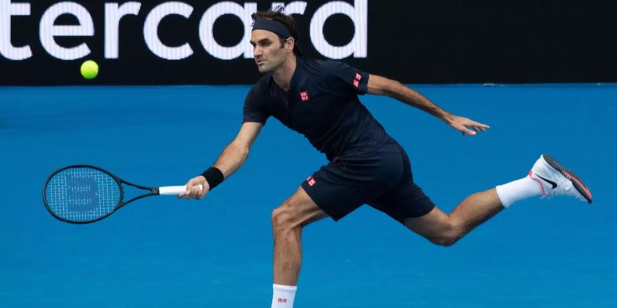 Roger Federer schlägt einen Ball am Hopman Cup in Perth.