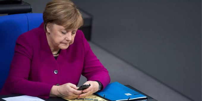 Unter den Opfern des gigantischen Datenklaus ist auch Bundeskanzlerin Angela Merkel. Handy von Angela Merkel