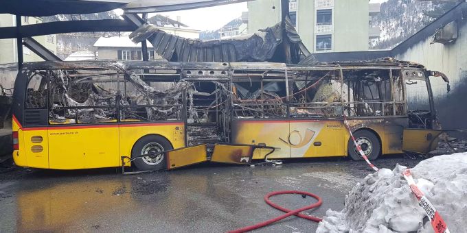 20 Postautos wurden beim Brand in Chur komplett zerstört. Drei von 20 Postautos wurden beim Brand in Chur komplett zerstört.