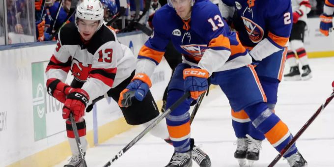 Nico Hischier verteidigt den Puck gegen die New York Islanders. Nico Hischier