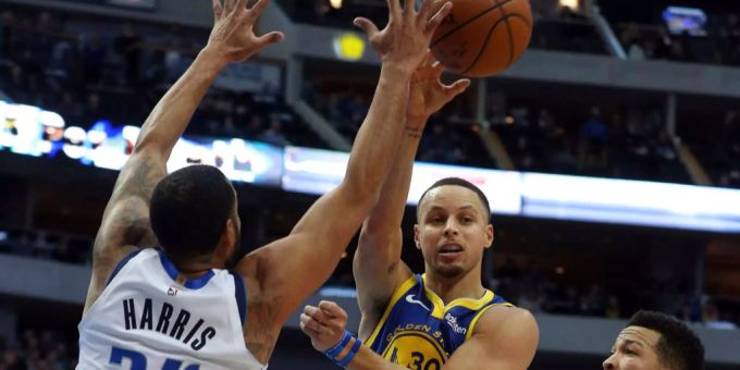 Stepehn Curry war beim Spiel gegen die Dallas Mavericks mit 48 Punkten Topscorer. Stepehn Curry gegen die Dallas Mavericks.