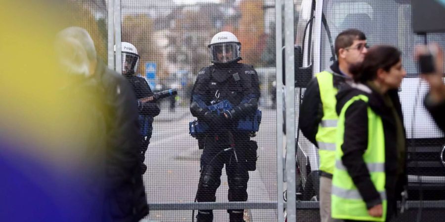 Ein mutmasslicher Anhänger der Terrormiliz Islamischer Staat (IS) ist in Deutschland festgenommen worden (Symbolbild).