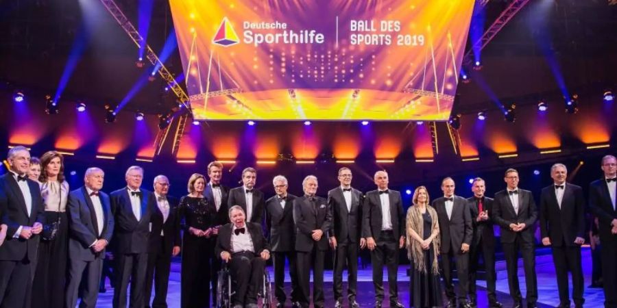 Die Mitglieder der «Hall of Fame des deutschen Sports» stehen beim 49. Ball des Sports auf der Tanzfläche. Foto: Andreas Arnold