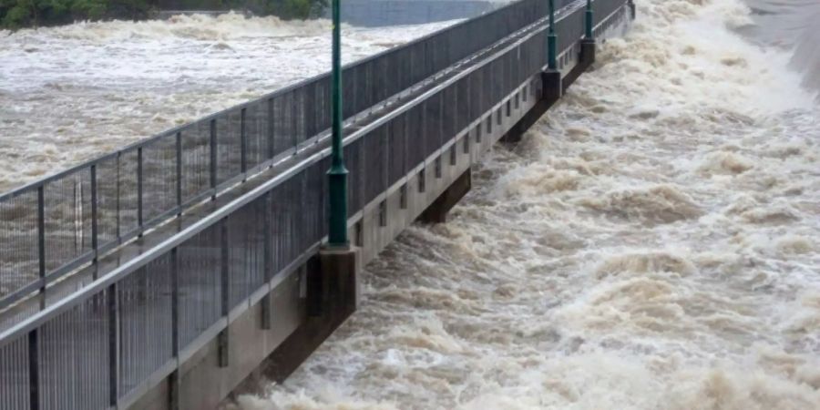 Queenslands Strassen werden zu Sturzbächen