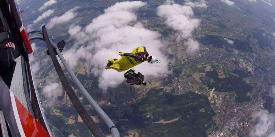 Das erste Mal verpassten die zwei Franzosen die Flugzeugtür.