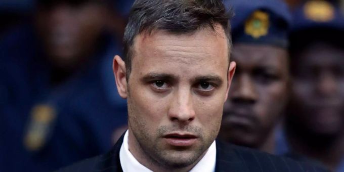 Am 14. Februar 2013 fielen in Pistorius’ Haus vier tödliche Schüsse. Der Mord an seine damalige Freundin Reeva Steenkamp kostete den Sportler nur sechs Jahre Haft. Am 14. Februar 2013 fielen in Pistorius’ Haus vier tödliche Schüsse. Der Mord an seine damalige Freundin Reeva Steenkamp kostete den Sportler nur sechs Jahre Haft.