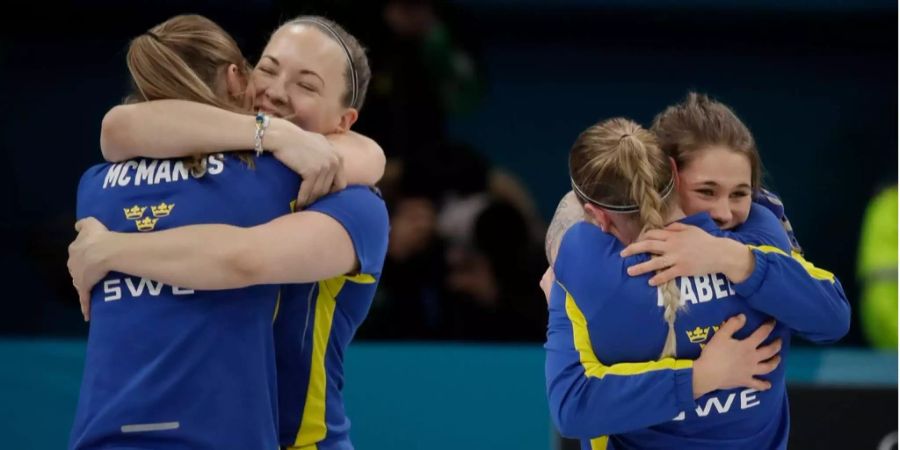 Die Schwedinnen holen im Curling souverän die Goldmedaille.