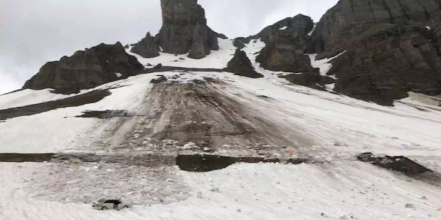 Bei einem Lawinenniedergang am Klausenpass wurden am Sonntag zwei Autos mitgerissen.