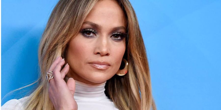 Ooops! J.Lo gewährte im US-TV tiefe Einblicke.