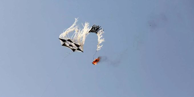 in mit einem Molotow-Cocktail beladener Drache wird über die israelische Grenze gelenkt. in mit einem Molotow-Cocktail beladener Drache wird über die israelische Grenze gelenkt.
