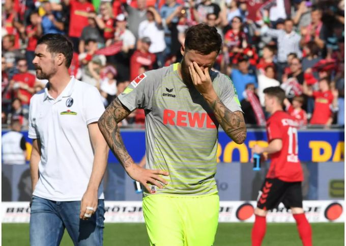 Sie hatten sich lange tapfer gewehrt – jetzt ist es trotzdem passiert: Der 1. FC Köln steigt in die 2. Bundesliga ab. Die Hypothek der sackschwachen Hinrunde wog zu schwer. Trostpflaster: Neben Captain Jonas Hector hat auch Stammgoalie Horn seinen Verbleib bestätigt. Sie hatten sich lange tapfer gewehrt – jetzt ist es trotzdem passiert: Der 1. FC Köln steigt in die 2. Bundesliga ab. Die Hypothek der sackschwachen Hinrunde wog zu schwer. Trostpflaster: Neben Captain Jonas Hector hat auch Stammgoalie Horn seinen Verbleib bestätigt.