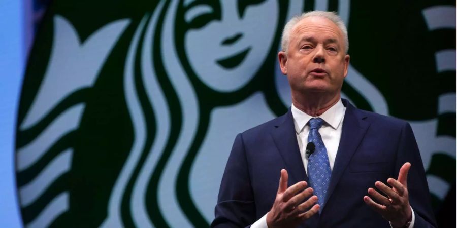 Starbucks-Chef Kevin Johnson musste sich entschuldigen.