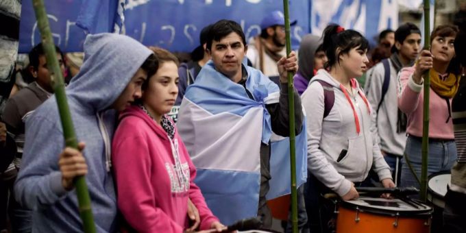 Die argentinische Bevölkerung ist nicht mit der Sparpolitik der Regierung zu frieden. Die argentinische Bevölkerung ist nicht mit der Sparpolitik der Regierung zu frieden.