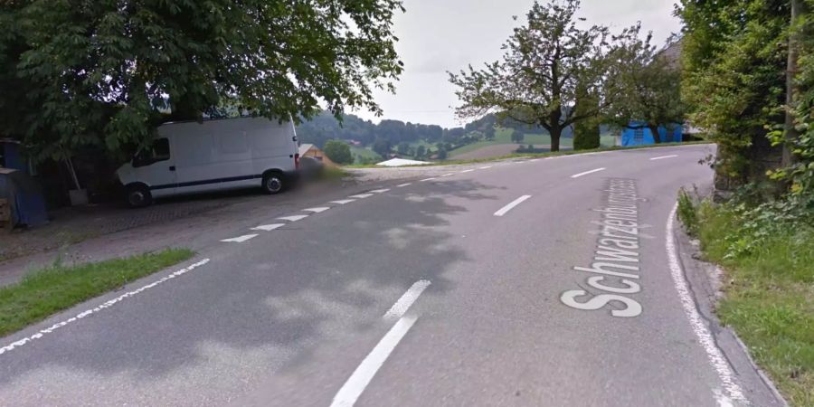 Die Schwarzenburgstrasse in Albligen BE war während den Unfallarbeiten komplett gesperrt.