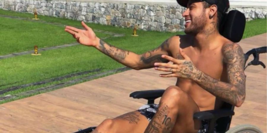 Stein des Anstosses: Neymar fotografiert sich im Rollstuh und stellt das Bild auf Twitter.