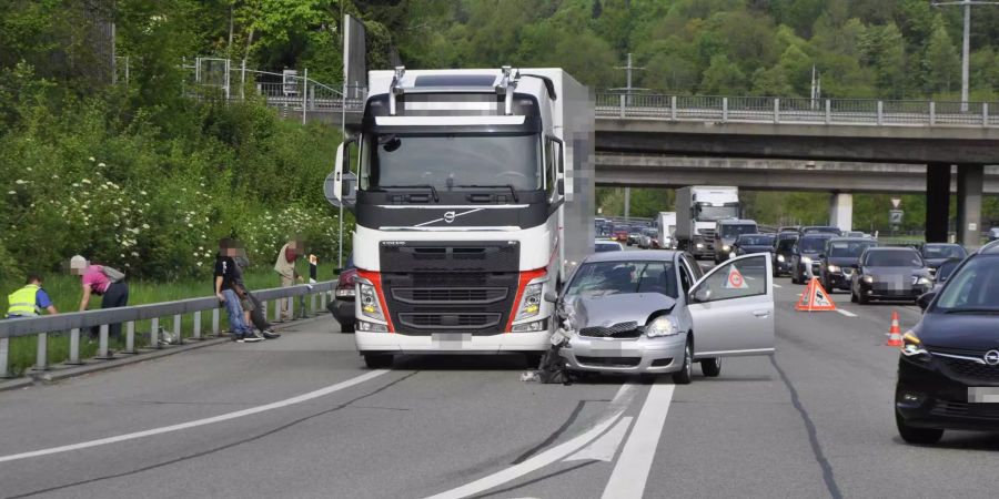 Durch die Kollision wurde eine Person verletzt und musste ins Spital gebracht werden.