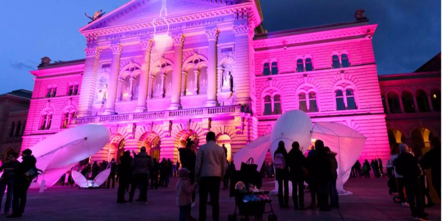 Vor dem Bundeshaus versammelten sich viele Menschen, um die Lichtshow «LUMINEOLES» zu bewundern.